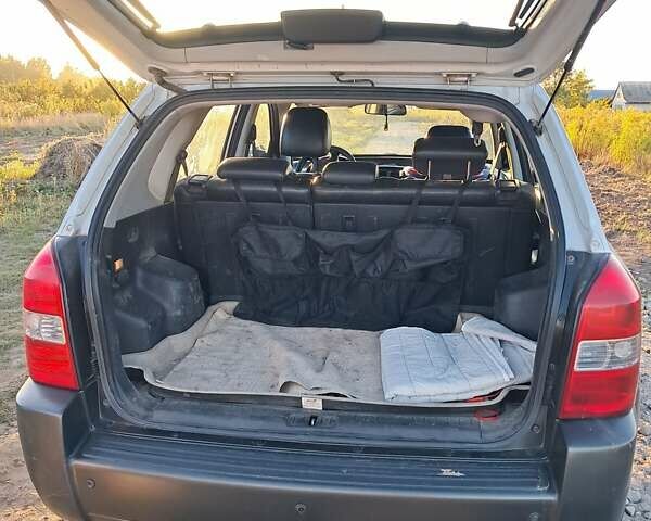 Серый Хендай Туксон, объемом двигателя 2.66 л и пробегом 244 тыс. км за 7400 $, фото 8 на Automoto.ua