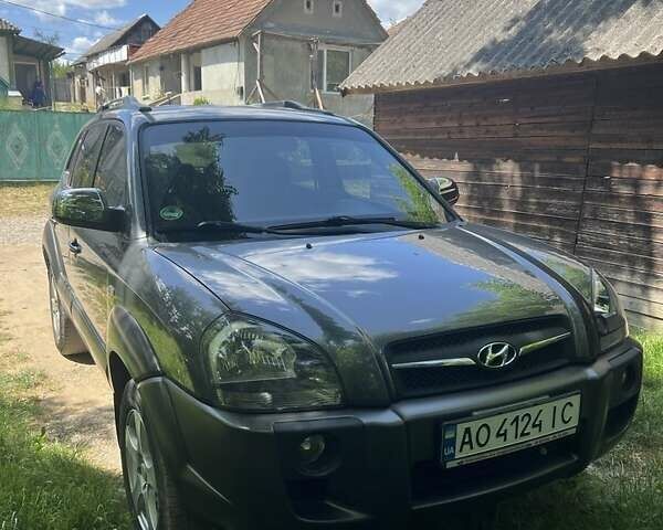 Сірий Хендай Туксон, об'ємом двигуна 2 л та пробігом 300 тис. км за 8000 $, фото 1 на Automoto.ua