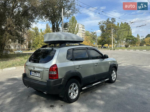 Серый Хендай Туксон, объемом двигателя 2 л и пробегом 201 тыс. км за 8300 $, фото 4 на Automoto.ua