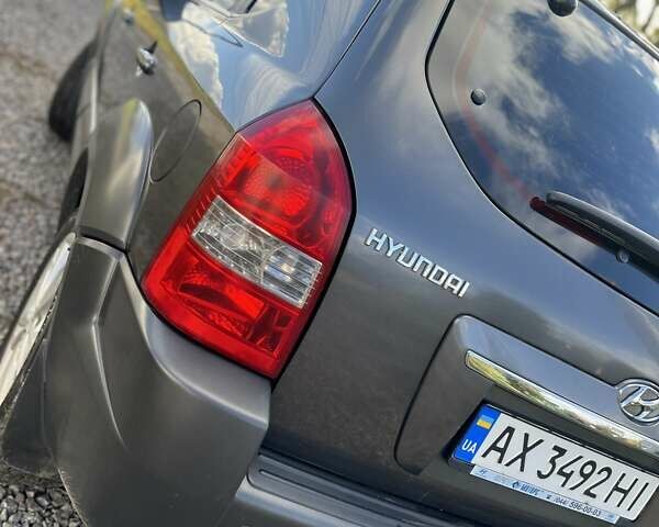 Серый Хендай Туксон, объемом двигателя 1.98 л и пробегом 220 тыс. км за 8500 $, фото 17 на Automoto.ua