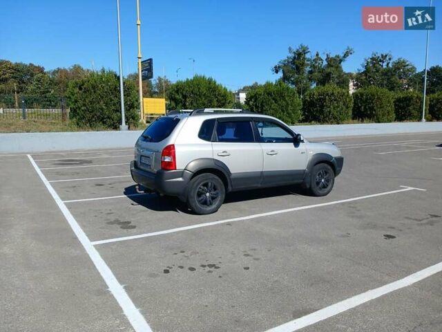 Хендай Туксон 2008 у Полтаві на Automoto.ua Сірий Хендай Туксон, об'ємом двигуна 2 л та пробігом 222 тис. км за 7200 $, фото 35 на Automoto.ua