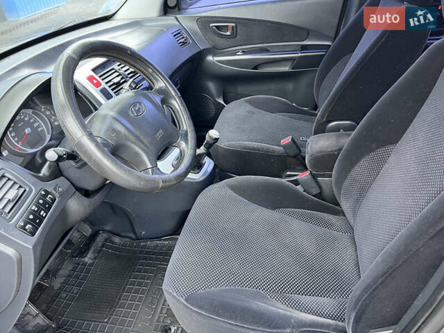 Серый Хендай Туксон, объемом двигателя 2 л и пробегом 198 тыс. км за 8900 $, фото 3 на Automoto.ua