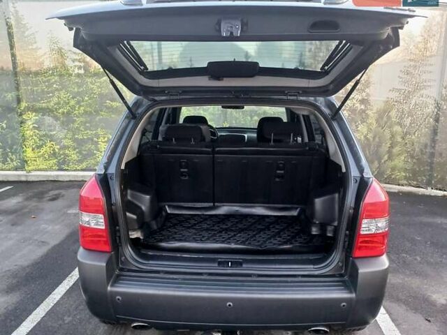 Серый Хендай Туксон, объемом двигателя 2 л и пробегом 207 тыс. км за 8000 $, фото 4 на Automoto.ua