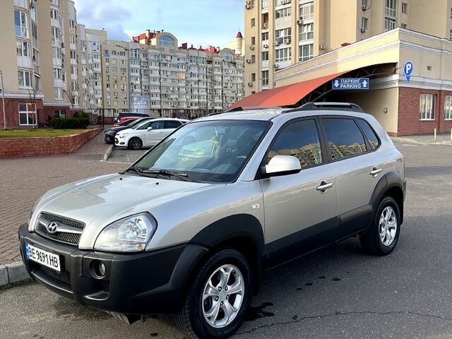 Сірий Хендай Туксон, об'ємом двигуна 2 л та пробігом 130 тис. км за 10000 $, фото 1 на Automoto.ua