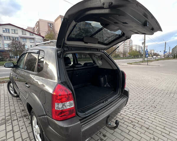 Серый Хендай Туксон, объемом двигателя 2 л и пробегом 210 тыс. км за 7700 $, фото 13 на Automoto.ua