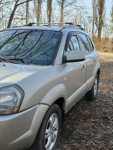 Сірий Хендай Туксон, об'ємом двигуна 1.99 л та пробігом 272 тис. км за 8500 $, фото 2 на Automoto.ua