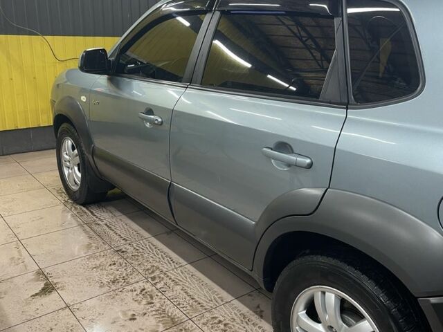 Сірий Хендай Туксон, об'ємом двигуна 2 л та пробігом 195 тис. км за 7500 $, фото 3 на Automoto.ua