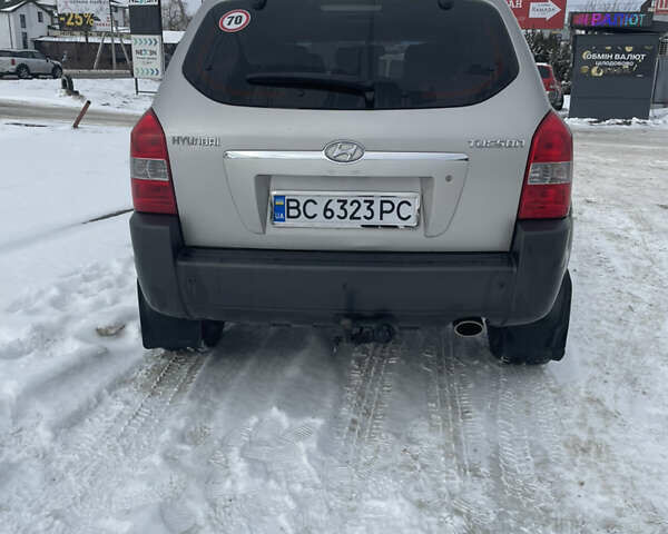 Сірий Хендай Туксон, об'ємом двигуна 1.99 л та пробігом 235 тис. км за 7700 $, фото 4 на Automoto.ua