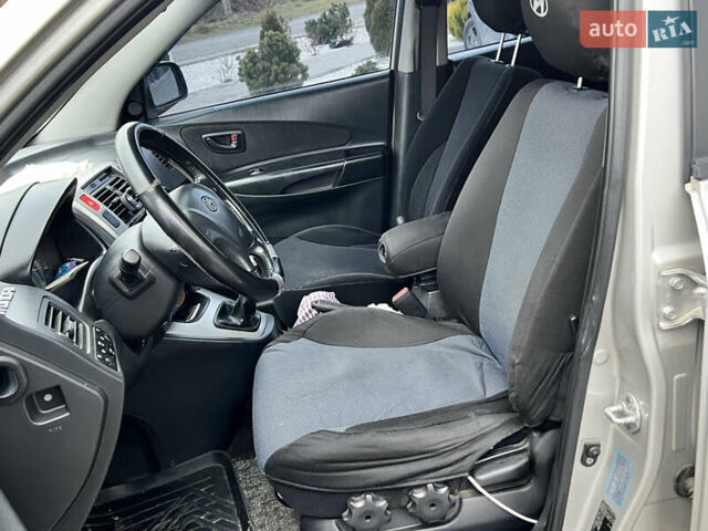 Серый Хендай Туксон, объемом двигателя 2 л и пробегом 176 тыс. км за 8300 $, фото 17 на Automoto.ua