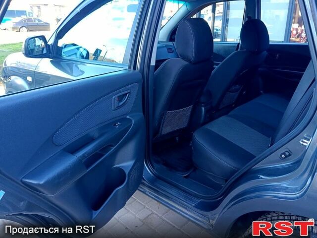 Сірий Хендай Туксон, об'ємом двигуна 2 л та пробігом 216 тис. км за 8200 $, фото 4 на Automoto.ua