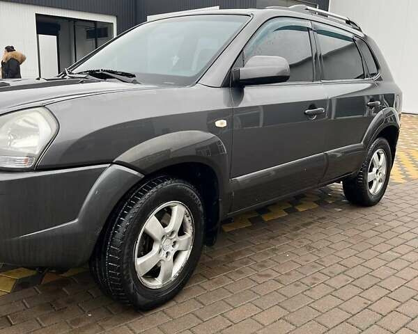 Серый Хендай Туксон, объемом двигателя 1.98 л и пробегом 254 тыс. км за 6900 $, фото 3 на Automoto.ua