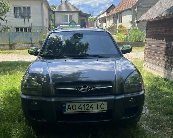 Сірий Хендай Туксон, об'ємом двигуна 2 л та пробігом 300 тис. км за 8000 $, фото 9 на Automoto.ua