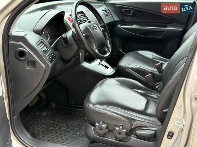 Серый Хендай Туксон, объемом двигателя 2.7 л и пробегом 210 тыс. км за 9290 $, фото 9 на Automoto.ua