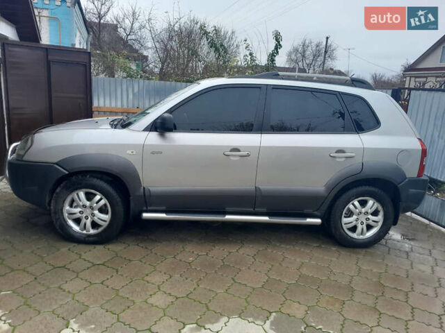 Серый Хендай Туксон, объемом двигателя 1.98 л и пробегом 240 тыс. км за 8500 $, фото 1 на Automoto.ua