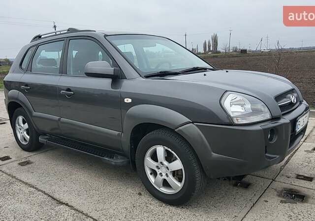 Серый Хендай Туксон, объемом двигателя 1.98 л и пробегом 177 тыс. км за 8200 $, фото 10 на Automoto.ua