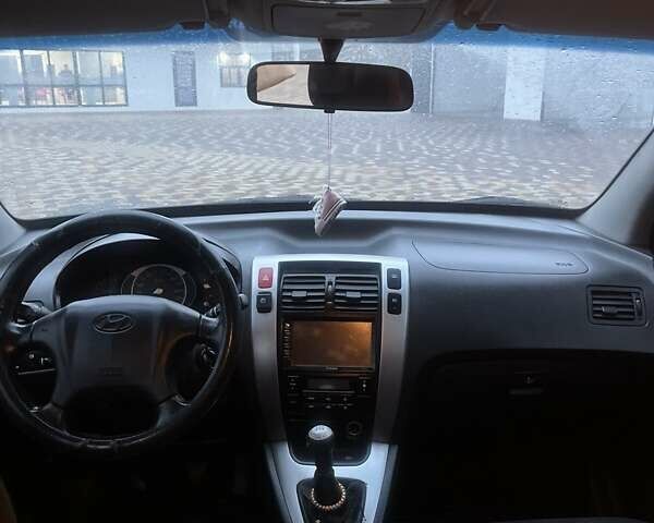 Серый Хендай Туксон, объемом двигателя 1.98 л и пробегом 254 тыс. км за 6900 $, фото 12 на Automoto.ua