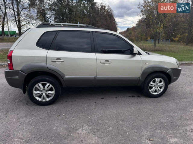 Серый Хендай Туксон, объемом двигателя 2 л и пробегом 228 тыс. км за 6900 $, фото 3 на Automoto.ua