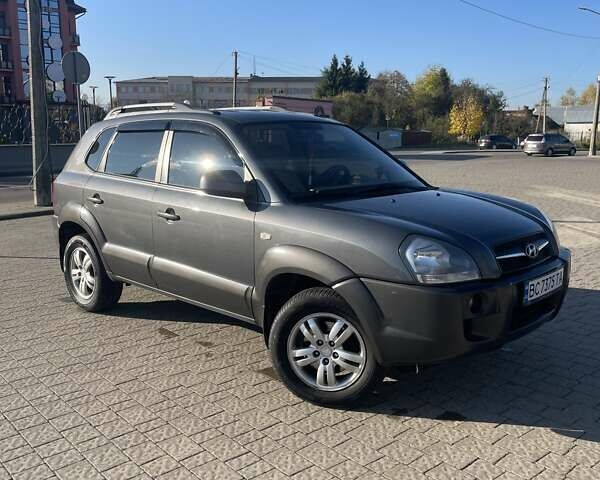 Серый Хендай Туксон, объемом двигателя 2 л и пробегом 220 тыс. км за 7950 $, фото 1 на Automoto.ua