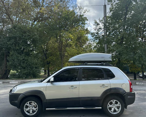 Серый Хендай Туксон, объемом двигателя 2 л и пробегом 201 тыс. км за 8300 $, фото 2 на Automoto.ua