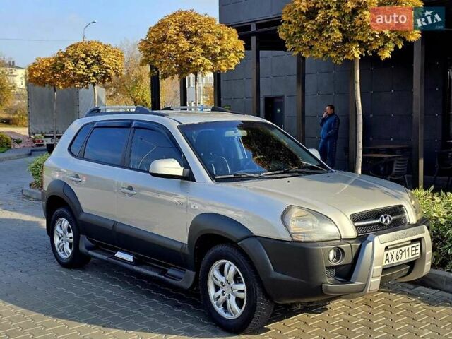 Серый Хендай Туксон, объемом двигателя 1.98 л и пробегом 199 тыс. км за 8350 $, фото 1 на Automoto.ua