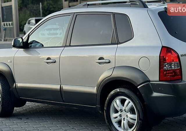 Хендай Туксон 2008 у Зборів на Automoto.ua Сірий Хендай Туксон, об'ємом двигуна 1.99 л та пробігом 228 тис. км за 8500 $, фото 16 на Automoto.ua