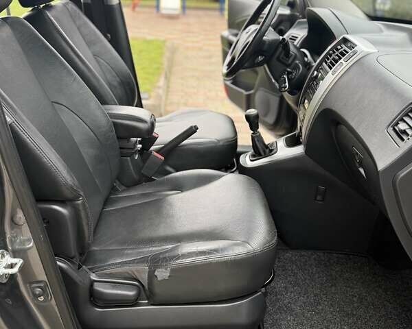 Сірий Хендай Туксон, об'ємом двигуна 2 л та пробігом 187 тис. км за 7700 $, фото 37 на Automoto.ua