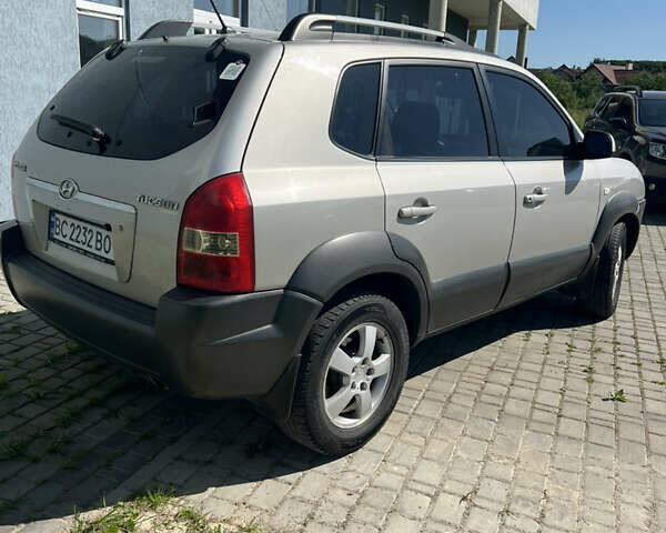 Серый Хендай Туксон, объемом двигателя 1.98 л и пробегом 265 тыс. км за 6900 $, фото 7 на Automoto.ua