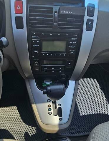 Сірий Хендай Туксон, об'ємом двигуна 1.98 л та пробігом 177 тис. км за 8500 $, фото 20 на Automoto.ua