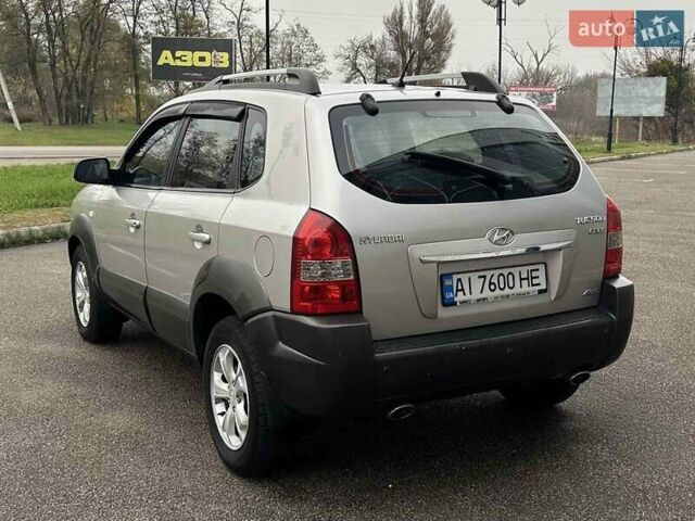 Серый Хендай Туксон, объемом двигателя 2 л и пробегом 263 тыс. км за 7300 $, фото 1 на Automoto.ua