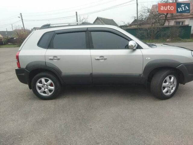 Серый Хендай Туксон, объемом двигателя 2 л и пробегом 210 тыс. км за 8200 $, фото 2 на Automoto.ua