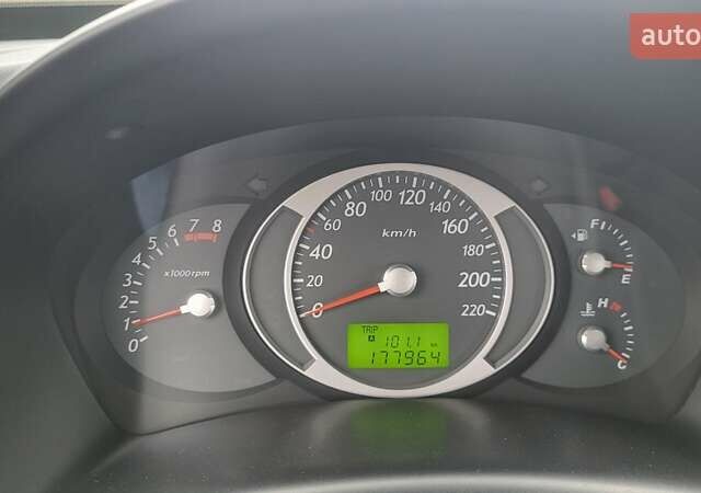 Серый Хендай Туксон, объемом двигателя 1.98 л и пробегом 177 тыс. км за 8200 $, фото 14 на Automoto.ua