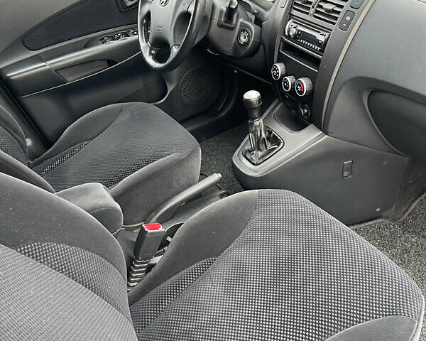 Сірий Хендай Туксон, об'ємом двигуна 2 л та пробігом 172 тис. км за 8550 $, фото 13 на Automoto.ua