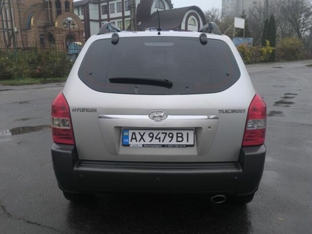 Сірий Хендай Туксон, об'ємом двигуна 2 л та пробігом 215 тис. км за 7750 $, фото 7 на Automoto.ua