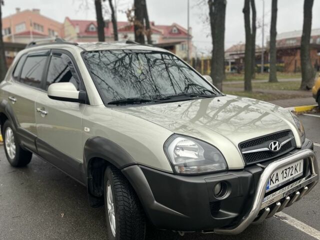 Серый Хендай Туксон, объемом двигателя 2 л и пробегом 151 тыс. км за 8300 $, фото 3 на Automoto.ua