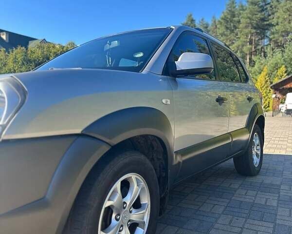 Серый Хендай Туксон, объемом двигателя 1.99 л и пробегом 255 тыс. км за 5800 $, фото 4 на Automoto.ua
