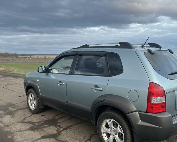 Серый Хендай Туксон, объемом двигателя 1.98 л и пробегом 197 тыс. км за 9800 $, фото 3 на Automoto.ua