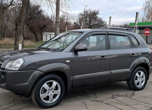 Серый Хендай Туксон, объемом двигателя 2 л и пробегом 95 тыс. км за 8800 $, фото 5 на Automoto.ua