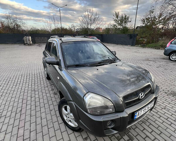 Серый Хендай Туксон, объемом двигателя 2 л и пробегом 210 тыс. км за 7700 $, фото 1 на Automoto.ua