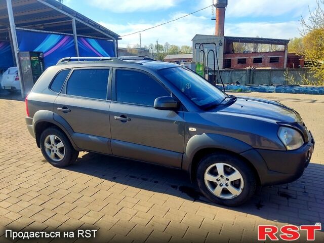 Серый Хендай Туксон, объемом двигателя 2 л и пробегом 210 тыс. км за 7200 $, фото 3 на Automoto.ua