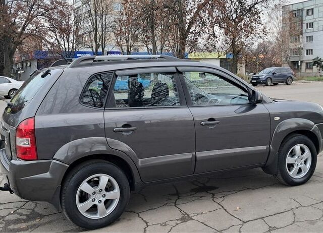 Серый Хендай Туксон, объемом двигателя 2 л и пробегом 95 тыс. км за 8800 $, фото 4 на Automoto.ua