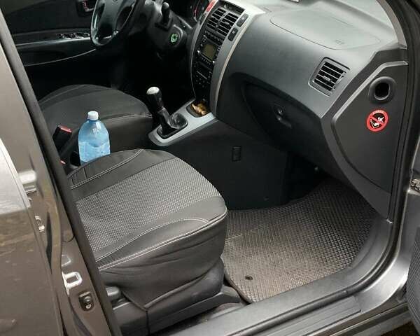 Сірий Хендай Туксон, об'ємом двигуна 1.98 л та пробігом 170 тис. км за 8800 $, фото 16 на Automoto.ua