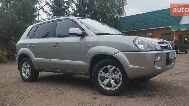 Хендай Туксон 2008 в Бердичеве на Automoto.ua Серый Хендай Туксон, объемом двигателя 1.98 л и пробегом 201 тыс. км за 8299 $, фото 19 на Automoto.ua