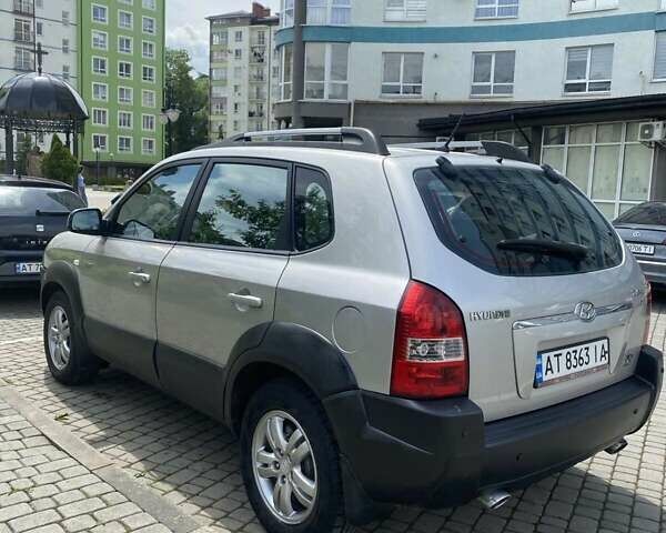 Сірий Хендай Туксон, об'ємом двигуна 2 л та пробігом 252 тис. км за 7650 $, фото 9 на Automoto.ua