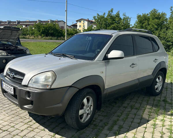 Серый Хендай Туксон, объемом двигателя 1.98 л и пробегом 265 тыс. км за 6900 $, фото 3 на Automoto.ua