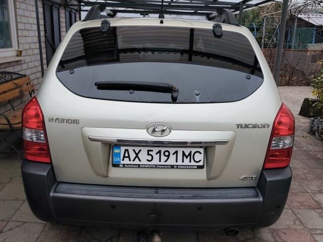 Серый Хендай Туксон, объемом двигателя 2 л и пробегом 190 тыс. км за 9000 $, фото 3 на Automoto.ua