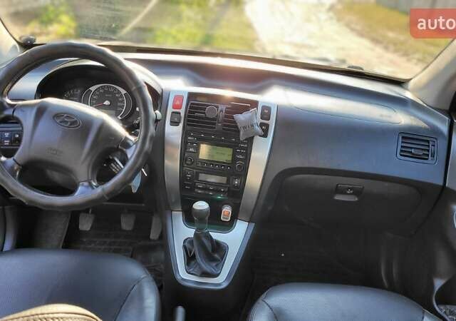 Серый Хендай Туксон, объемом двигателя 1.98 л и пробегом 190 тыс. км за 8500 $, фото 8 на Automoto.ua