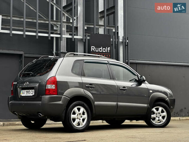 Сірий Хендай Туксон, об'ємом двигуна 2 л та пробігом 213 тис. км за 8500 $, фото 2 на Automoto.ua