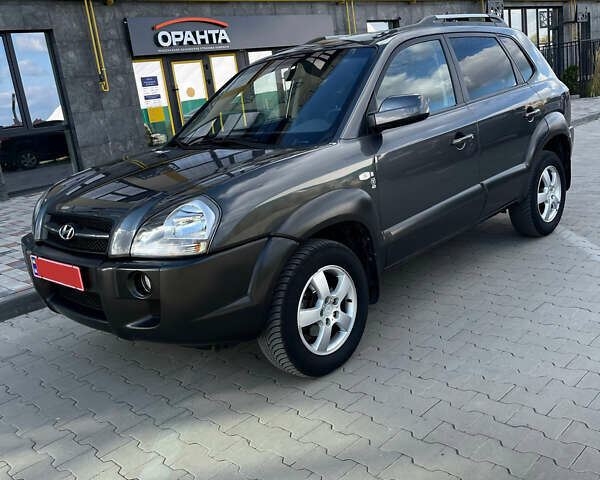 Сірий Хендай Туксон, об'ємом двигуна 2 л та пробігом 172 тис. км за 8550 $, фото 4 на Automoto.ua
