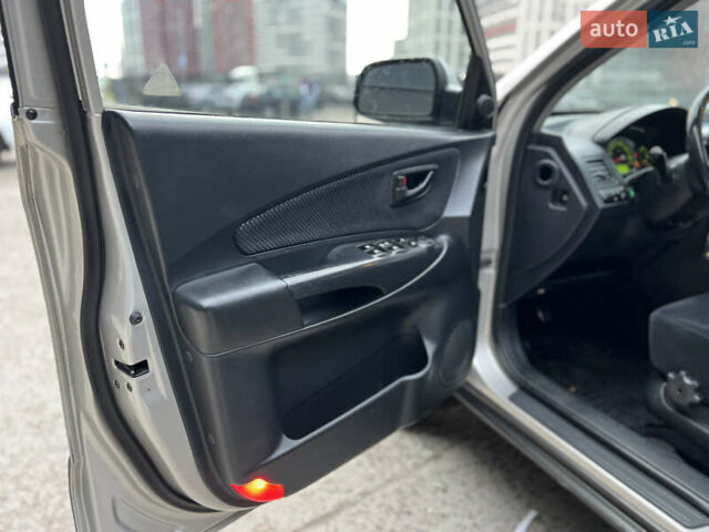 Хендай Туксон 2008 в Киеве на Automoto.ua Серый Хендай Туксон, объемом двигателя 2 л и пробегом 187 тыс. км за 7250 $, фото 49 на Automoto.ua