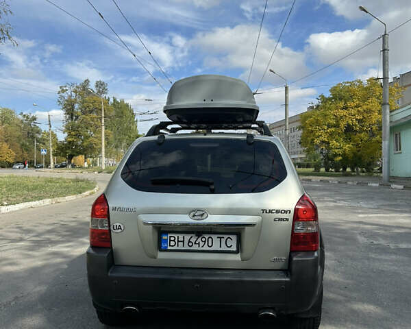 Серый Хендай Туксон, объемом двигателя 2 л и пробегом 201 тыс. км за 8300 $, фото 5 на Automoto.ua